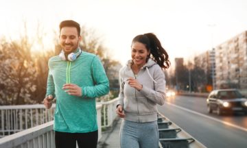 Koppel aan het handlopen