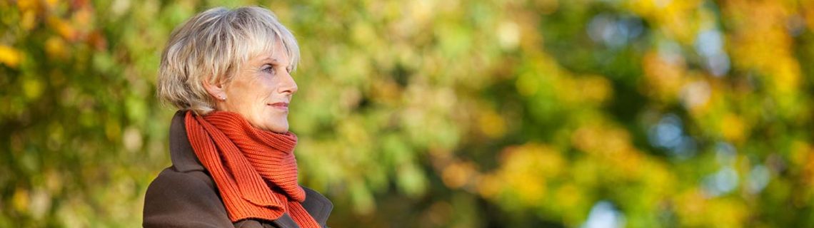 Frauengesundheit HRT/HET ältere Frau roter Schal