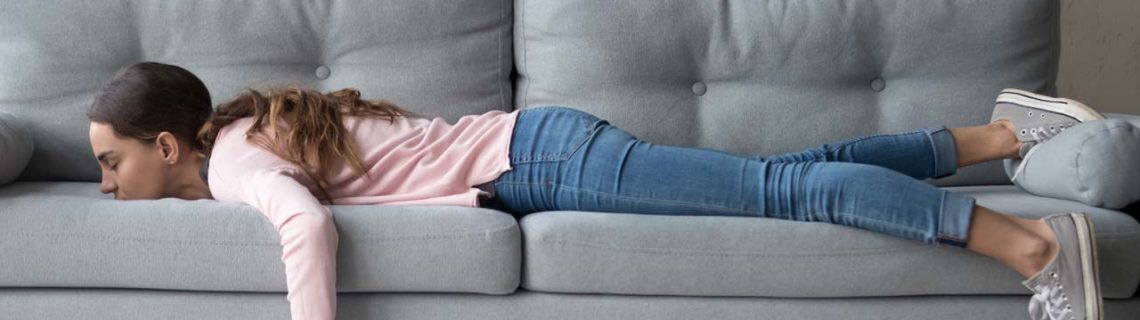 Øvrige konsulenttjenester træthed pige ligge på sofaen