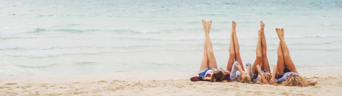 Övrig konsultationsservice rastlösa ben kvinnor på stranden med benen i luften