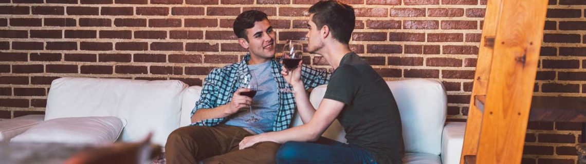 STI HIV män som pratar med varandra på en bänk