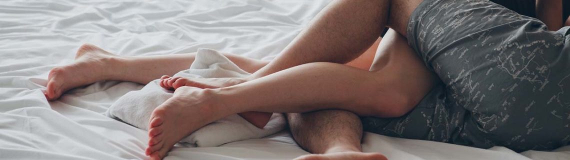 STD/STI allgemein Paar kuschelnd auf Bett